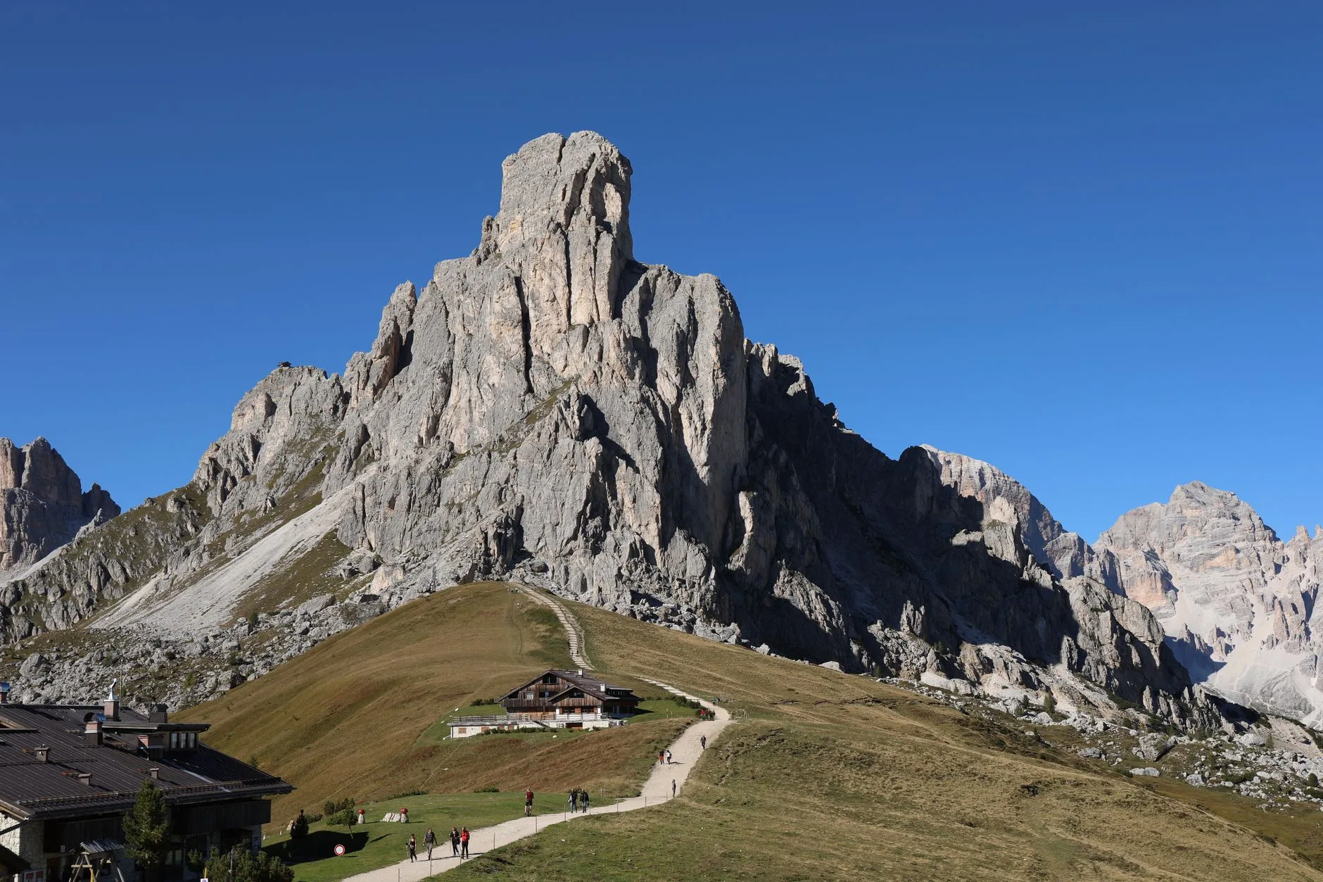 Jour 4 — Route vers Cortina via les cols mythiques