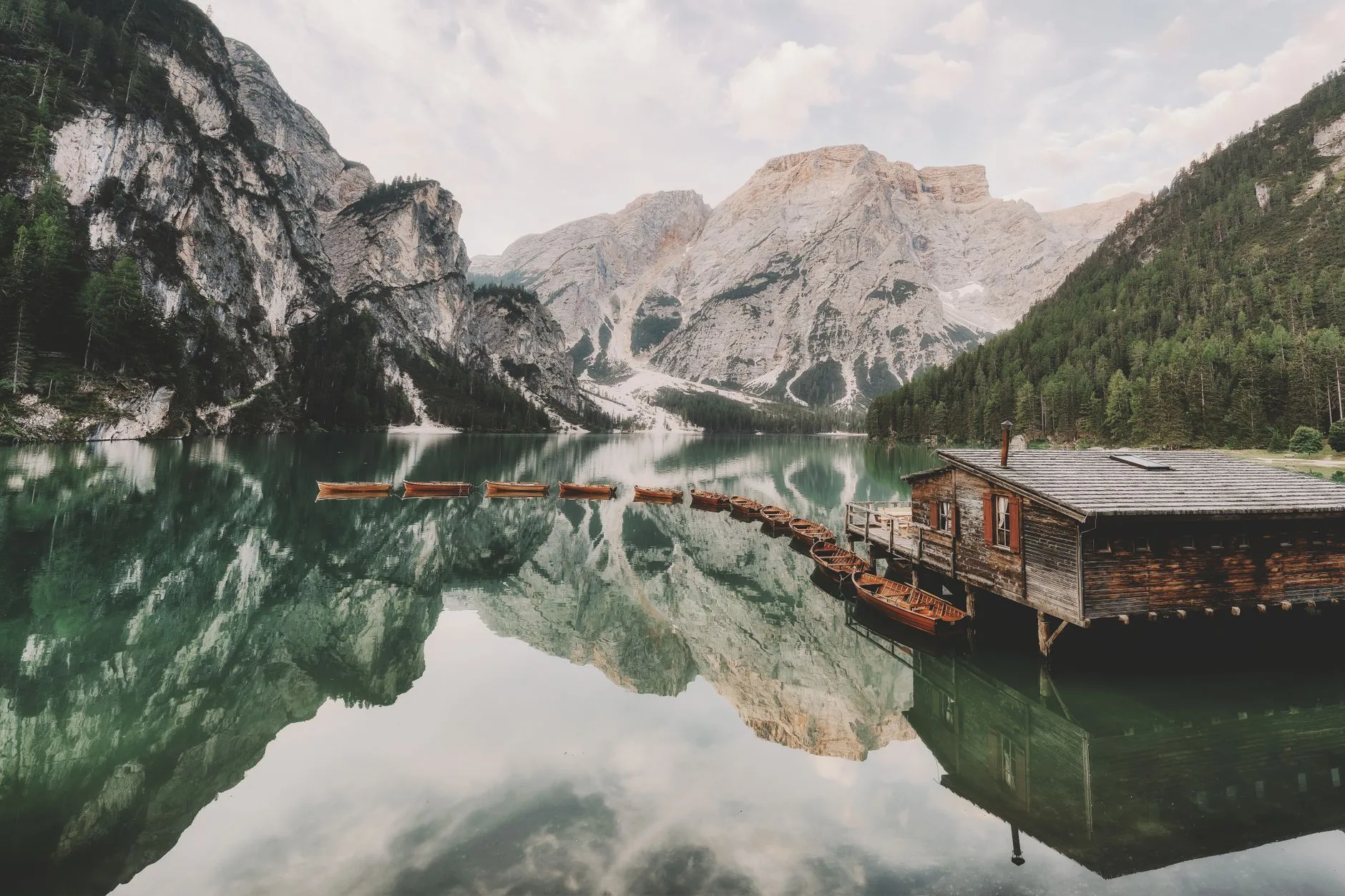 Dormir directement au bord du lac : l'Hotel Lago di Braies