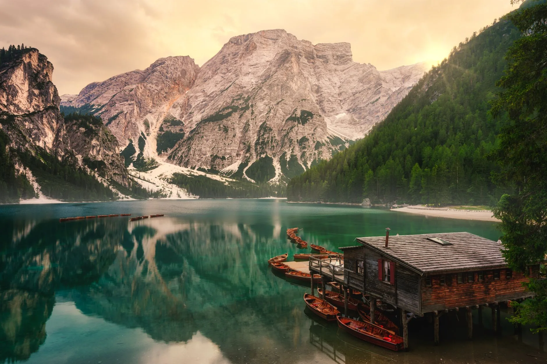 Chalet alpin au bord du lac de Braies au lever du jour