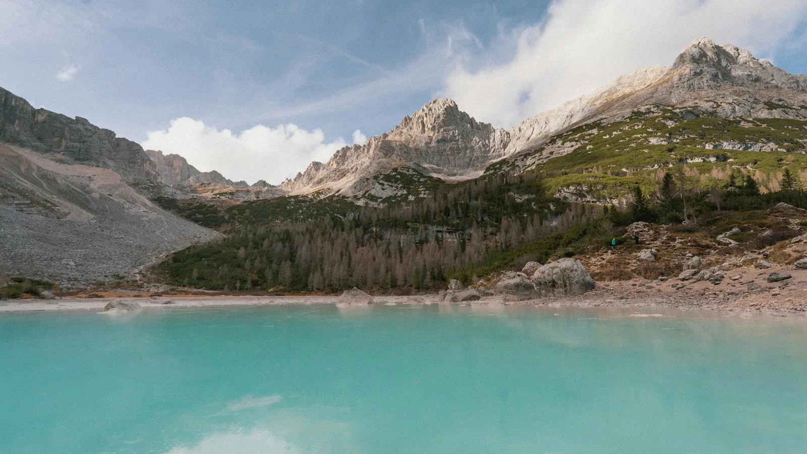 Lac de Sorapis aux eaux turquoise au pied des parois du Sorapiss près de Cortina