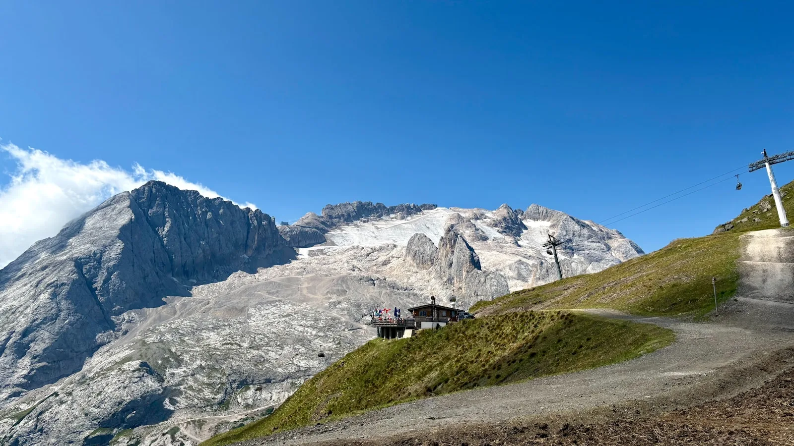 Vue depuis un téléphérique surplombant les sommets des Dolomites
