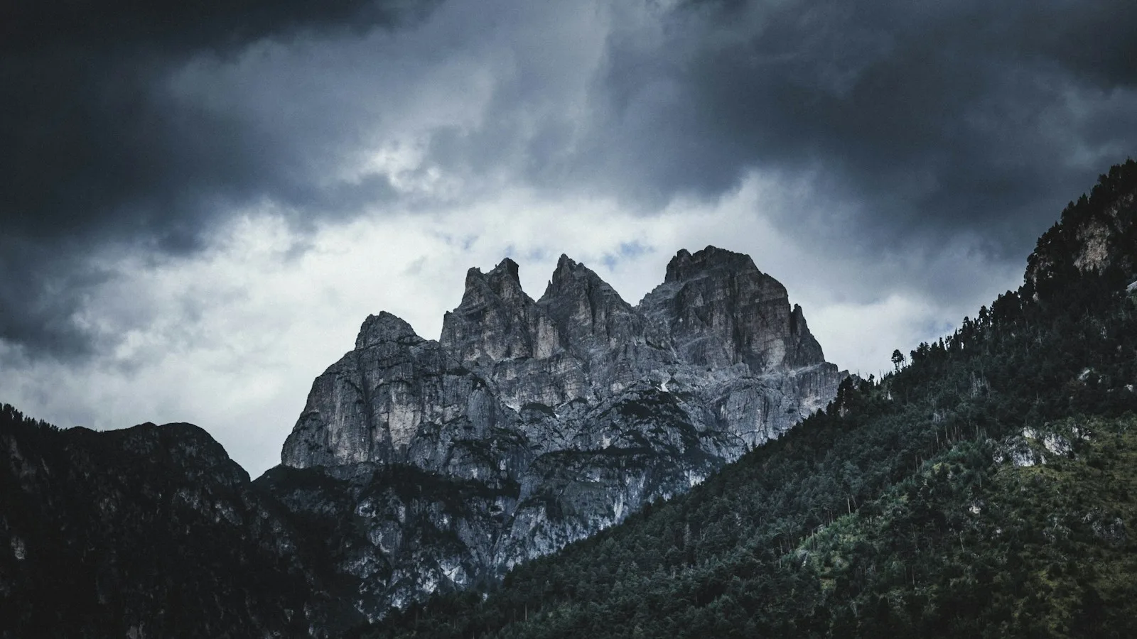 Pourquoi les Dolomites sont particulièrement exposées aux orages d'été