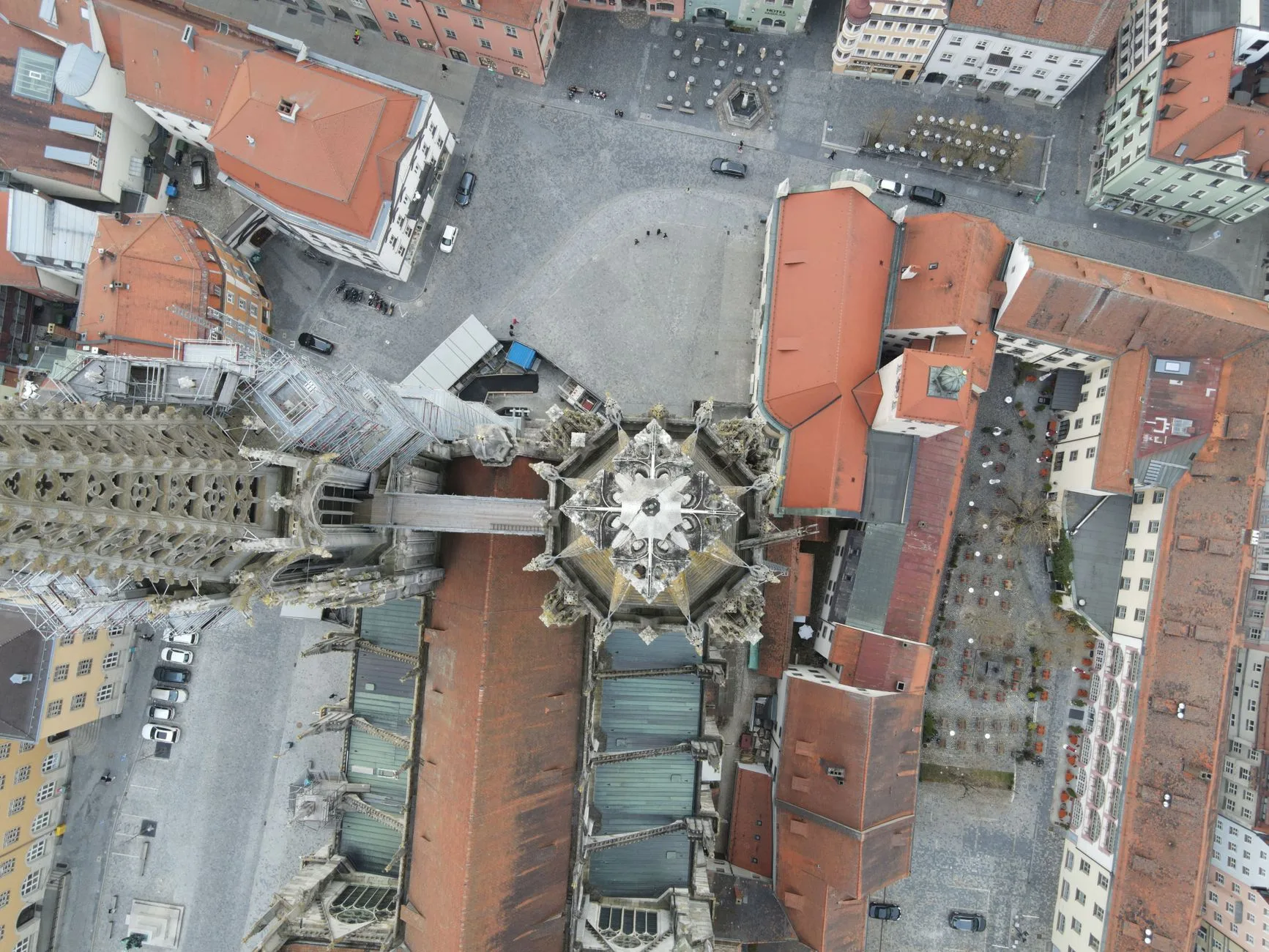 ️ Le centre historique : entre cathédrale et arcades tyroliennes