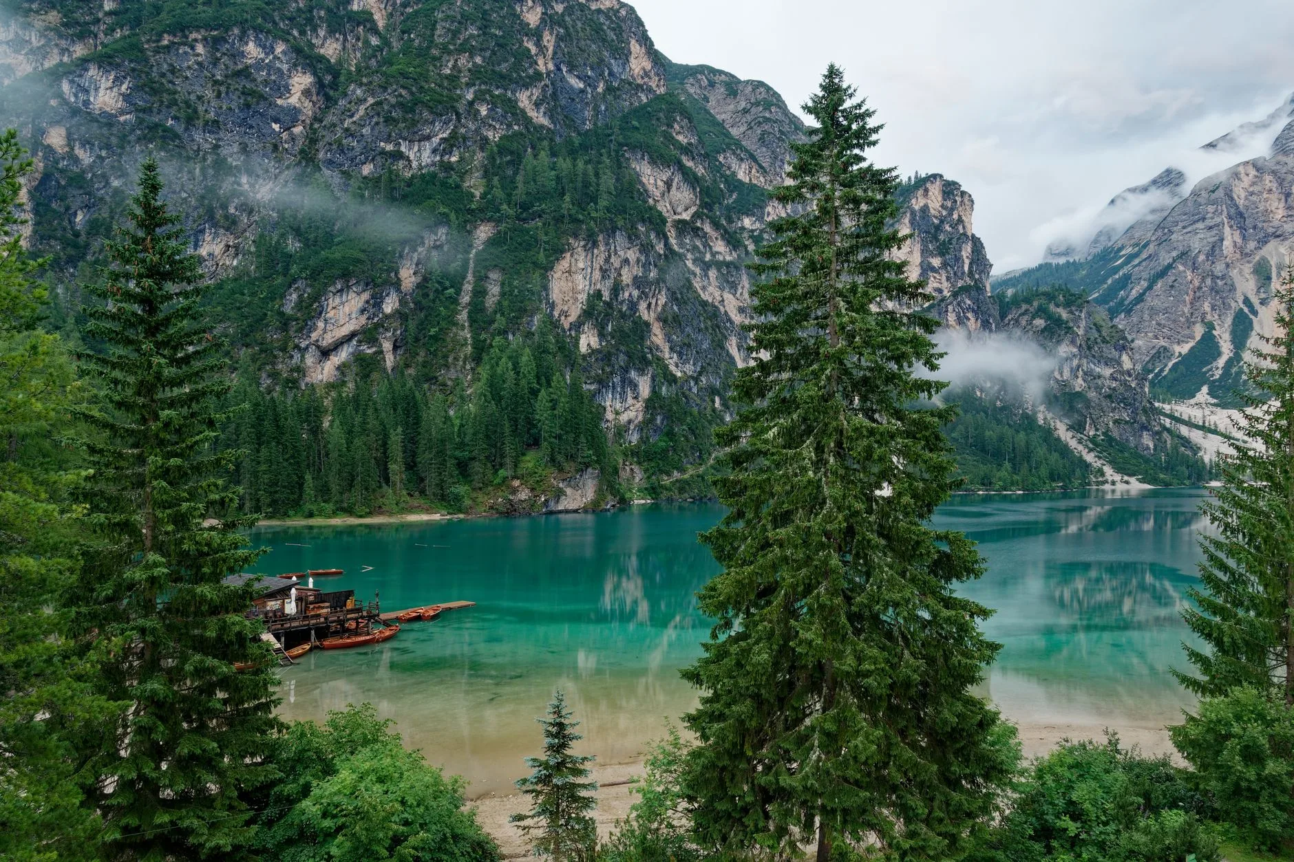Les 4 parkings du lac de Braies : distances et tarifs